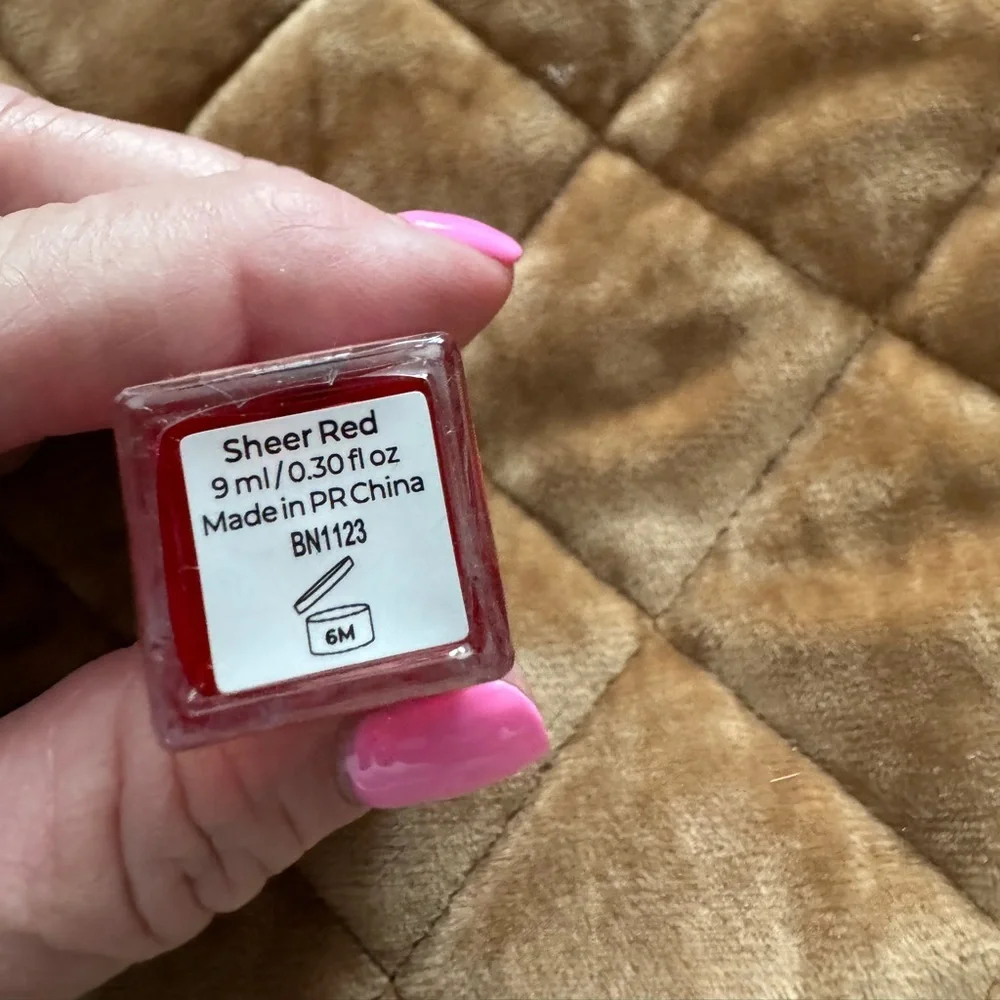 MCoBeauty lip oil in “sheer red” 💋zoom in for all the angles and details!!